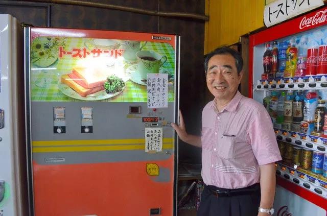 自助餐廳老板中島薰和自動(dòng)販賣機(jī)。（圖片來(lái)源：日本《朝日新聞》網(wǎng)站）