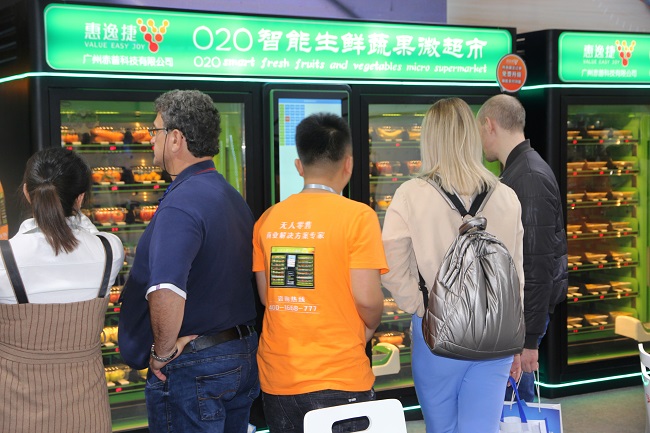 廣州國際展覽上，國外客戶在了解惠逸捷生鮮機(jī)
